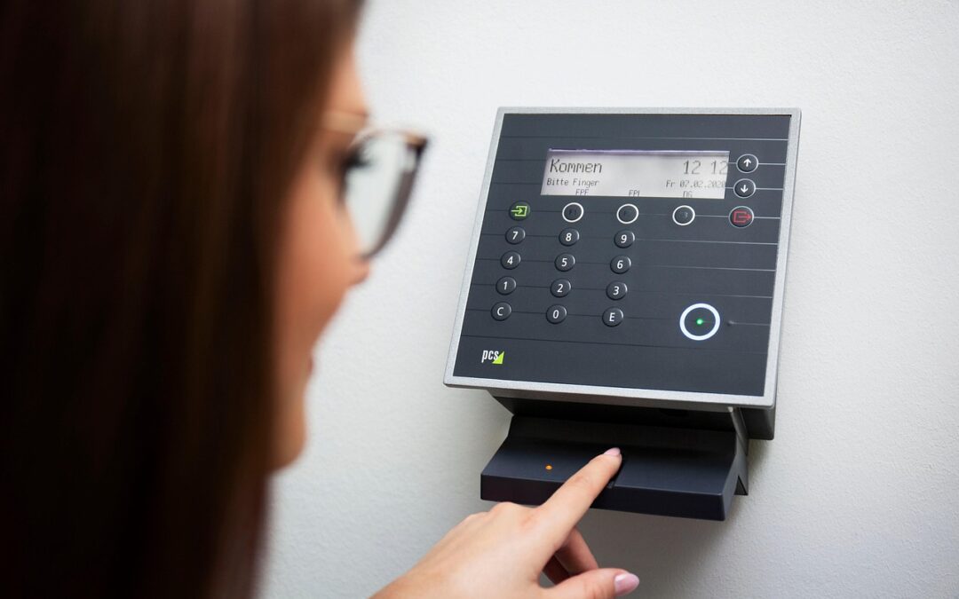 Double authentification : lecteur de badge, code et biométrie